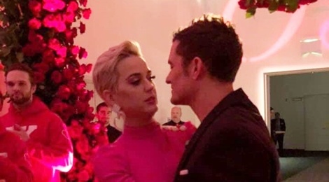 Orlando Bloom cau hon Katy Perry dung vao ngay le tinh nhan hinh anh