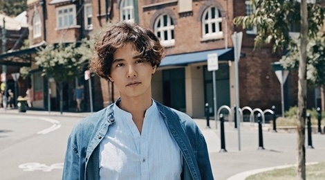 Won Bin tre trung du buoc sang tuoi 42 hinh anh