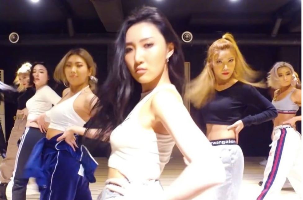 Hwasa the hien vu dao cua 