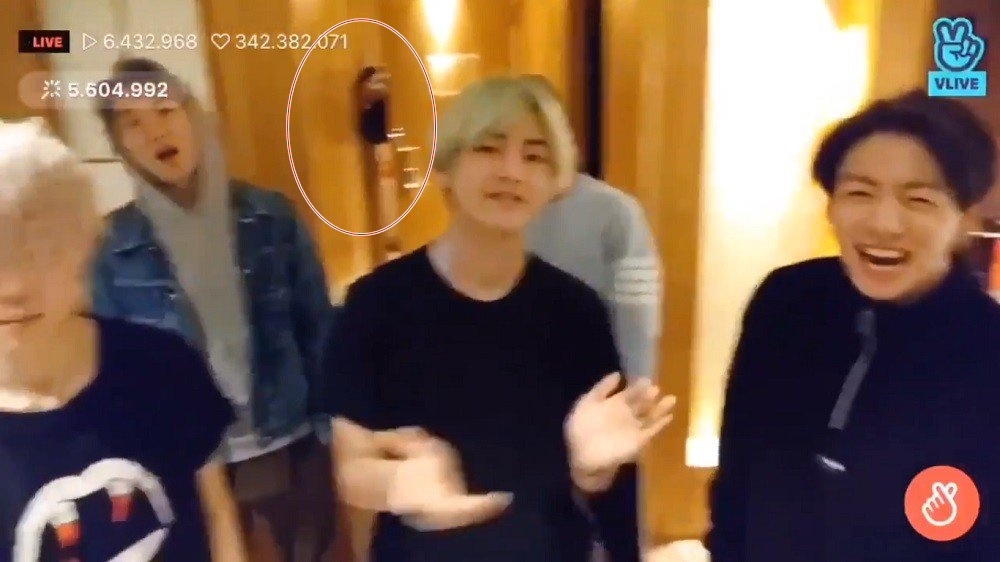 BTS bi fan cuong theo doi anh 1