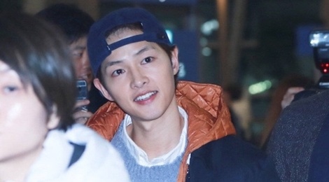 Song Joong Ki khong deo nhan cuoi sau khi phu nhan tin don ly hon hinh anh