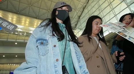 Duong Mich deo khau trang, cui gam mat khi ve Hong Kong tham con hinh anh