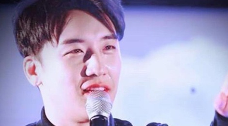 Seungri khoc, quy xin loi fan tai concert cuoi truoc khi vuong lao ly hinh anh