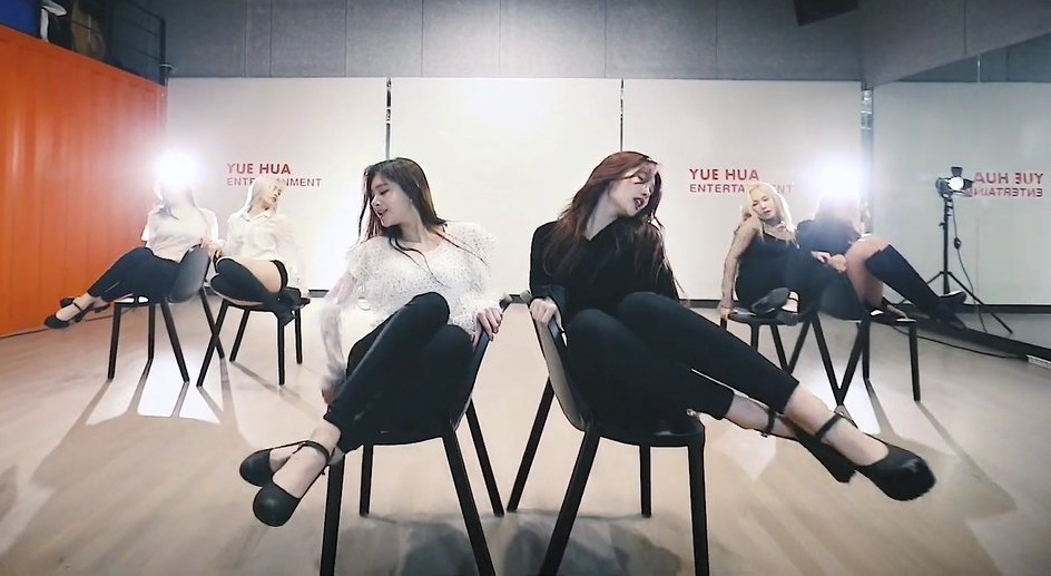 Nhom nhac nu chua ra mat da noi nhu con vi nhay dep, chan dai sexy hinh anh