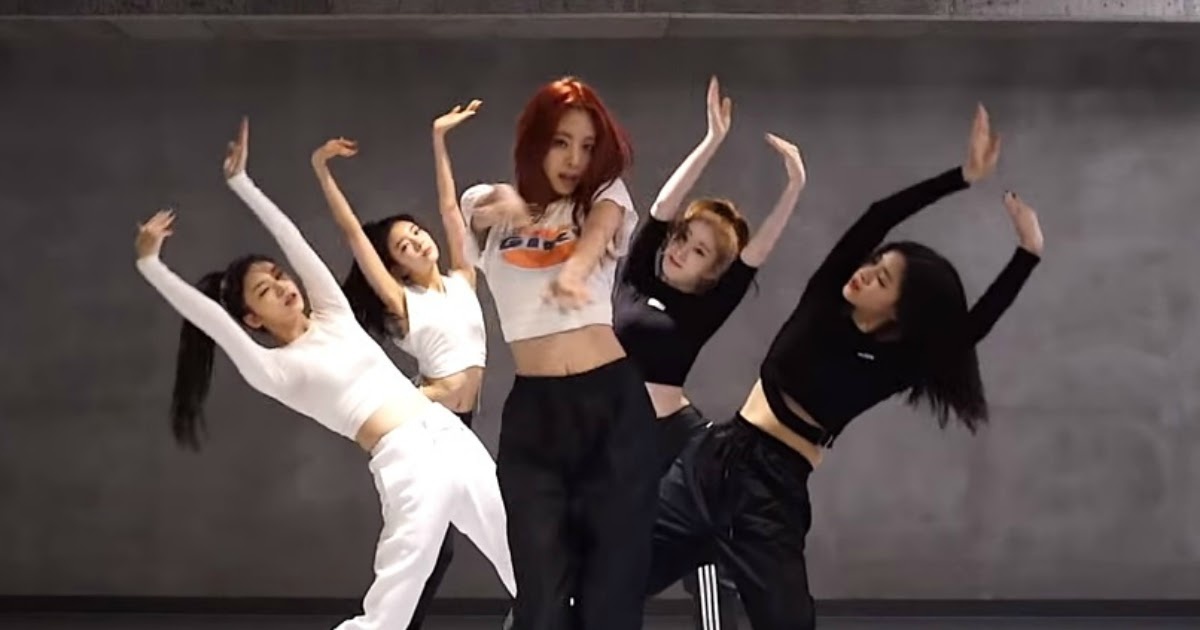 Nhom nhac 10X xinh dep khoe vu dao nong bong trong phong tap hinh anh