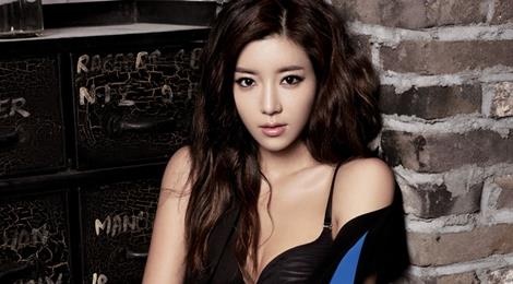 Nguoi dep Han co ca chong va ban trai cu tung dinh vao an mai dam hinh anh