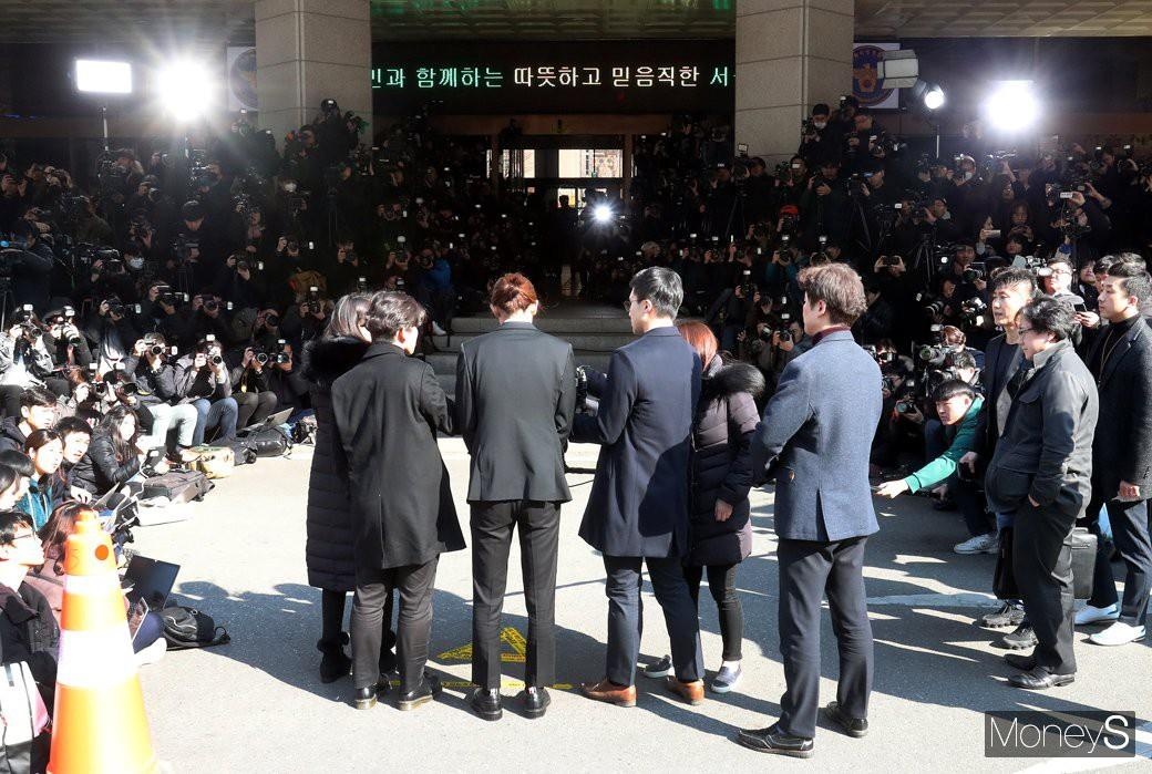 Seungri trinh dien canh sat anh 2