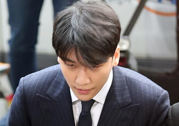 Seungri that than, cui dau xin loi khi toi trinh dien canh sat hinh anh