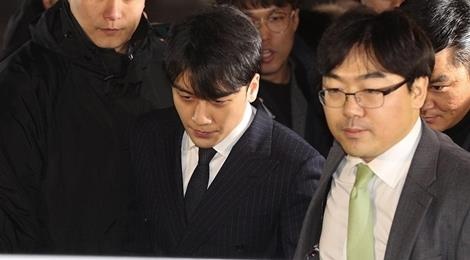 Luat su noi bi lua, bao Han tung tin nhan Seungri moi gioi mai dam hinh anh