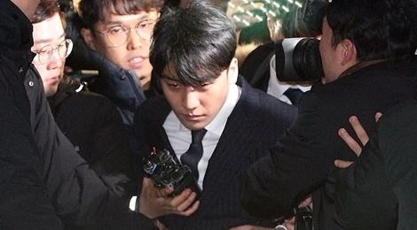 Seungri met moi khi xuat hien sau 16 tieng bi canh sat tham van hinh anh