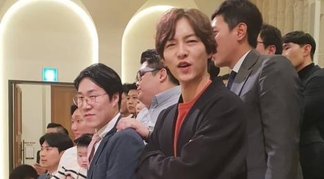 Song Joong Ki du dam cuoi ban than ma khong co Song Hye Kyo hinh anh