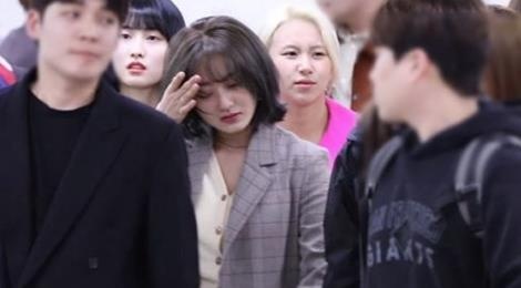 Truong nhom TWICE khoc tai san bay khi bi hoi ve scandal cua Seungri hinh anh