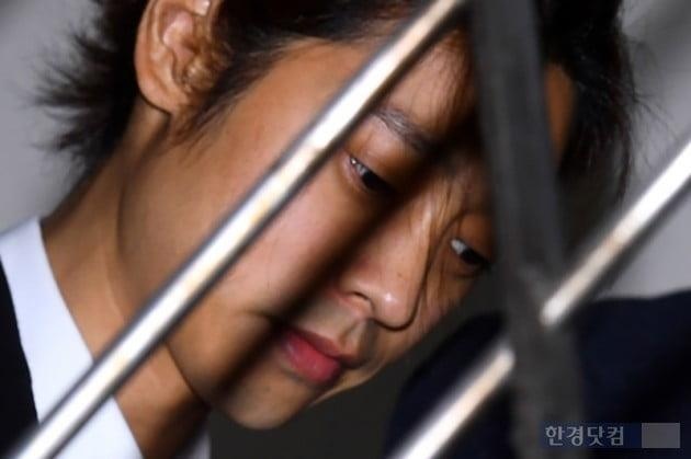 Jung Joon Young trong phien toa dau tien anh 9