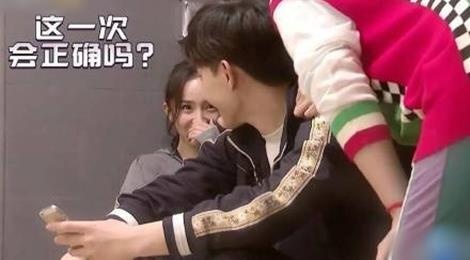 Sau ly hon, Duong Mich bi bat gap dam duoi nhin dan em dien trai hinh anh