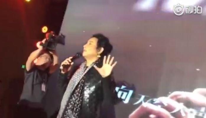 Tran Chi Bang mac nhu phu nu trung nien khi bieu dien hinh anh