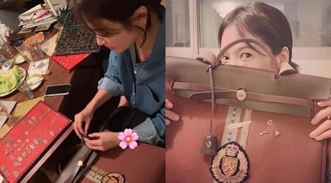 Song Hye Kyo thiet ke tui xach gan ten cua Song Joong Ki hinh anh