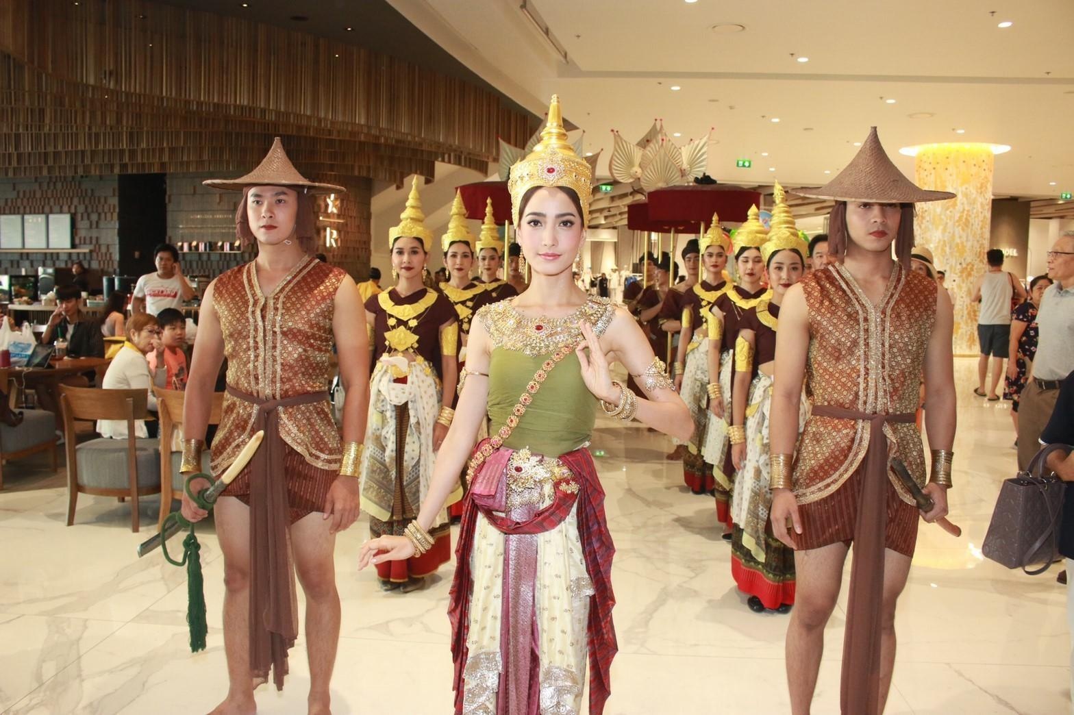 Sao Thai Lan trong Le hoi Songkran anh 2