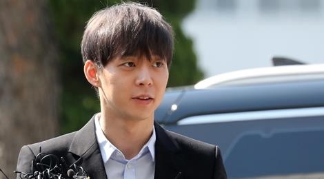 Park Yoochun thoai mai den so canh sat vi cao buoc dung ma tuy hinh anh