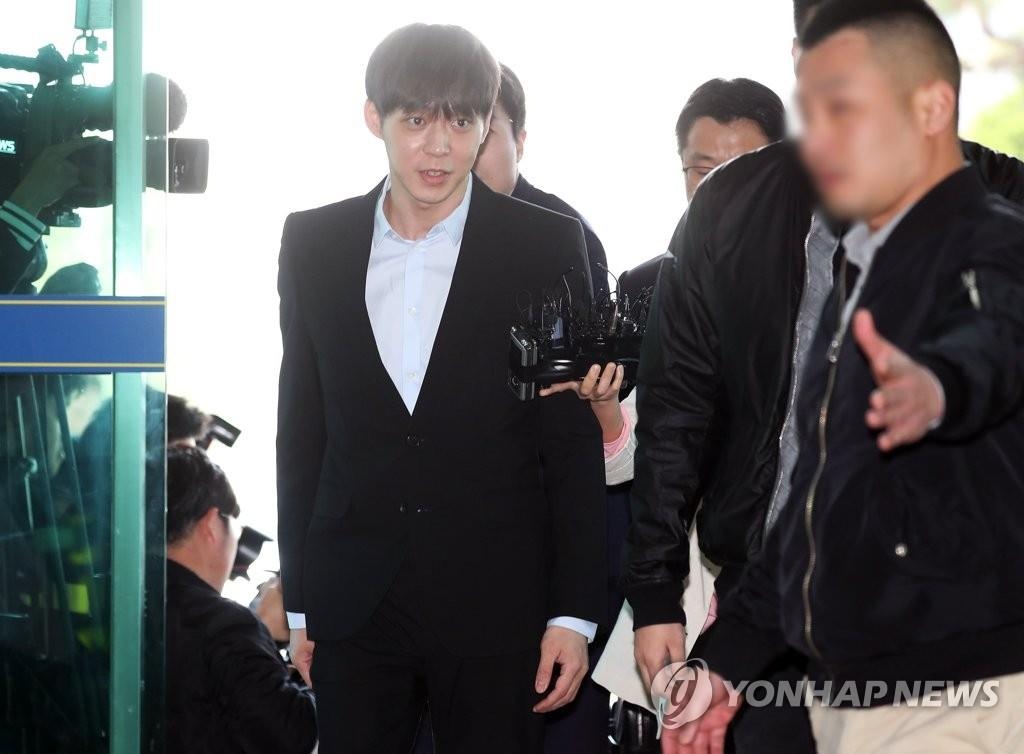 Park Yoochun bi dieu tra anh 7