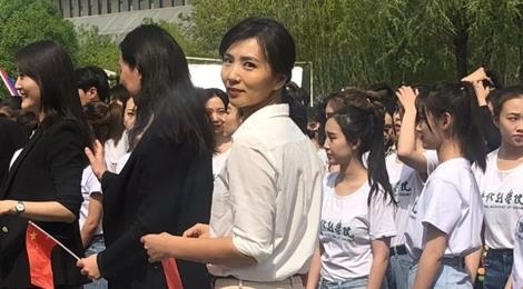 'My nu van nguoi me' Tran Hao thanh co giao dep nhat truong nghe thuat hinh anh