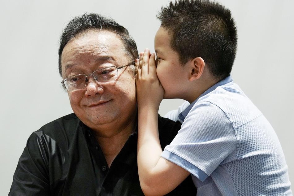 Hoa Than Vuong Cuong va con trai anh 1