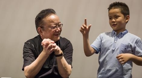 'Hoa Than' Vuong Cuong 71 tuoi khoe cuoc song vui ve ben con 11 tuoi hinh anh