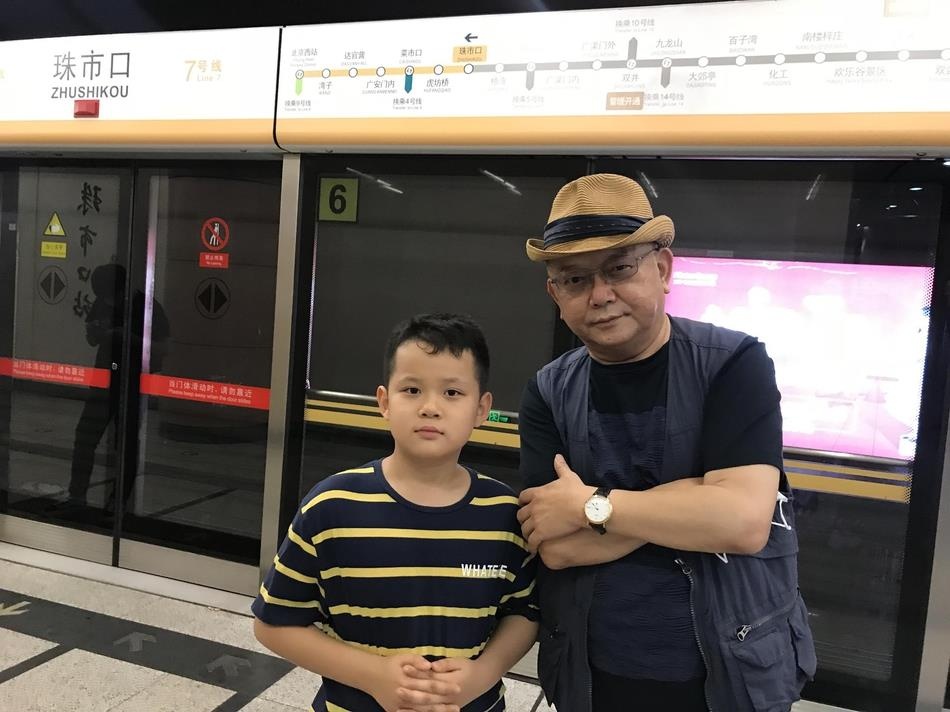 Hoa Than Vuong Cuong va con trai anh 4