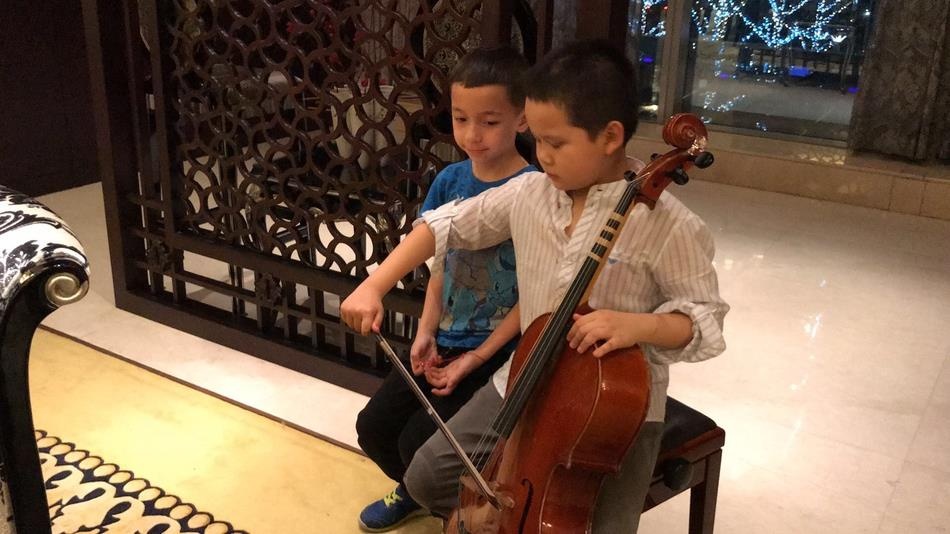 Hoa Than Vuong Cuong va con trai anh 7