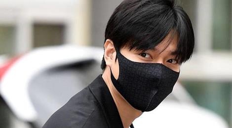 Lee Min Ho deo khau trang che nua mat trong ngay xuat ngu hinh anh