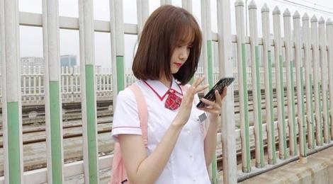 YoonA tuoi 30 van tre trung khi mac dong phuc nu sinh hinh anh