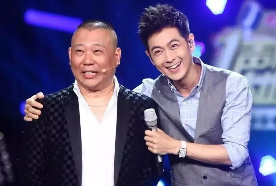 Sao nam Hoa ngu cung tuoi nhung nhin nhu chu chau hinh anh