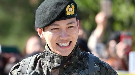 Ji Chang Wook tuoi cuoi xuat ngu sau on ao la khach quen cua hop dem hinh anh