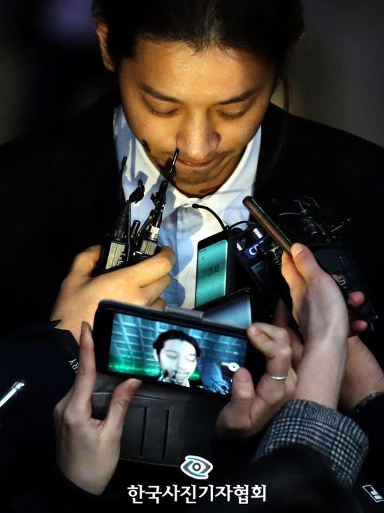 Jung Joon Young bi bat anh 3