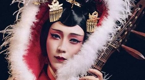 Nam ca si 'quoc bao Trung Quoc' xinh dep khi dong Vuong Chieu Quan hinh anh