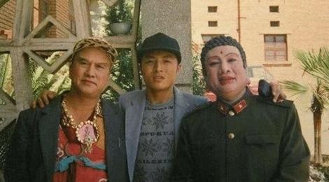 Phat To cua 'Tay du ky' ke duoc nguoi dan quy lay khi ra duong hinh anh