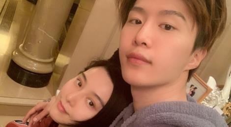 Em trai Pham Bang Bang cam thay xau ho khi chi gai day dien xuat hinh anh