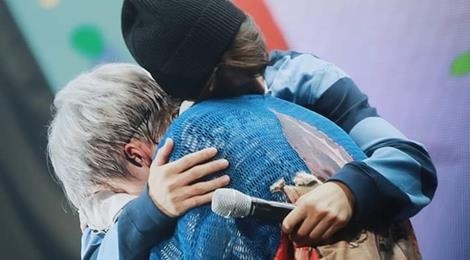 EXO dot ngot xuat hien va om nhau khoc trong dem nhac cua Xiumin hinh anh