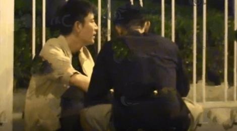 Sao nam Hoa ngu bi vo cam sung say xin ngoi ben le duong hinh anh