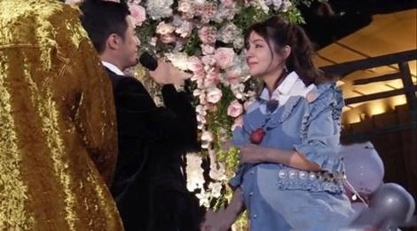 My nhan Tan Cuong om bung bau, khoc nuc no khi duoc cau hon hinh anh