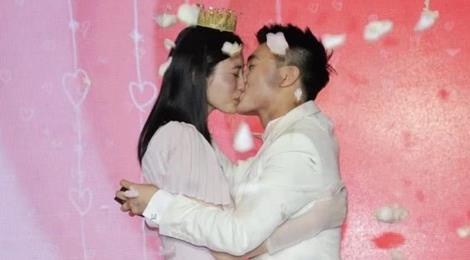 Quy tu 'vua song bac Macau' cau hon sieu mau bang 99.999 doa hong hinh anh