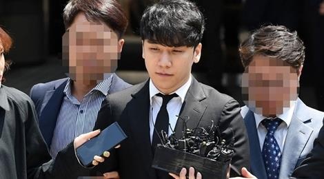 Seungri bi troi va cong tay khi roi toa an, co the o tu 2 - 3 nam hinh anh