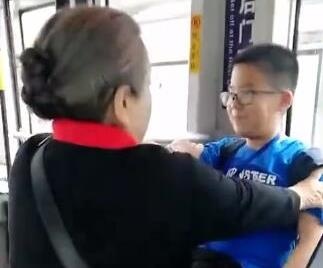 'Dung ma ma' Ly Minh Khai than thien khi di xe buyt hinh anh