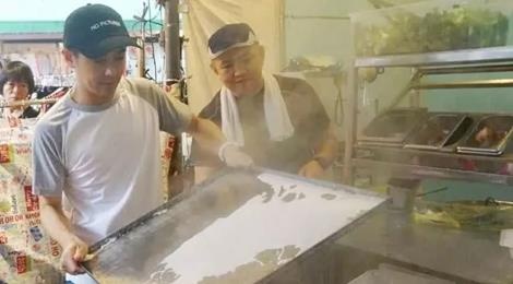 Lam Chi Dinh giau co bac nhat, anh trai vat va ban do an o via he hinh anh