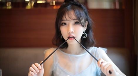 Hot girl mang so 1 Trung Quoc ban ve concert dat ngang Loc Ham hinh anh