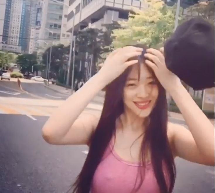 Sulli tha rong vong mot tren duong pho hinh anh