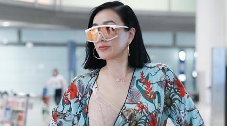 'Bom sex goc Viet' mac vay ngan khoe than hinh goi cam o tuoi 49 hinh anh