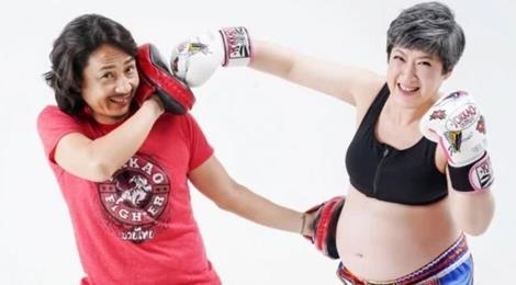 Sao TVB khoe vo toc hoa ram, mang bau lon o tuoi 52 hinh anh