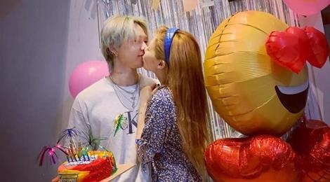 Hyuna ngot ngao hon ban trai kem tuoi sau loat su co nga tren san khau hinh anh