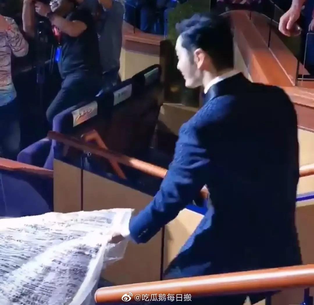 Huynh Hieu Minh nang vay giup vo hinh anh