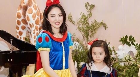 'Dieu Thuyen' Dong Tuyen song lac quan ben con du chong bi giam giu hinh anh